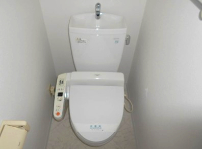 トイレ　温水洗浄便座。