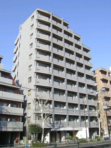 建物外観　鉄筋コンクリート造のがっちりとした建物。