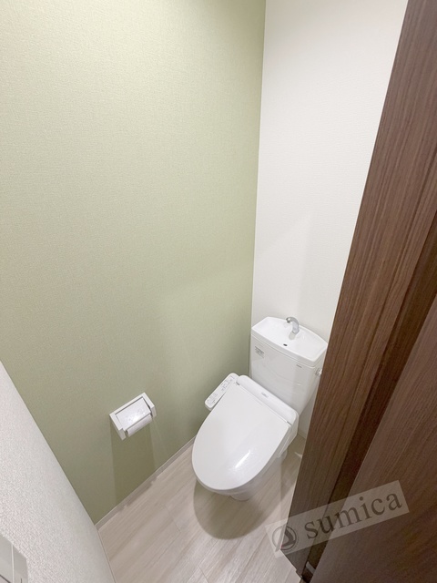 トイレ　人気アイテムの温水洗浄便座。清潔感のあるトイレです。