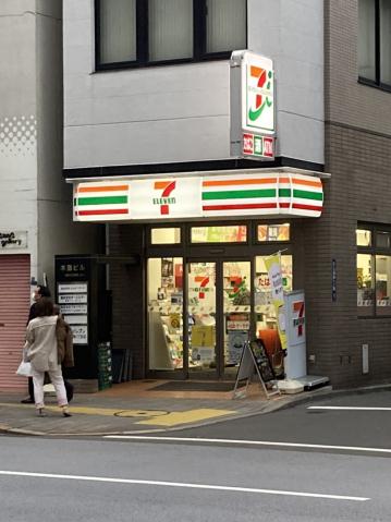 コンビニ　セブンイレブン（コンビニ）まで698m