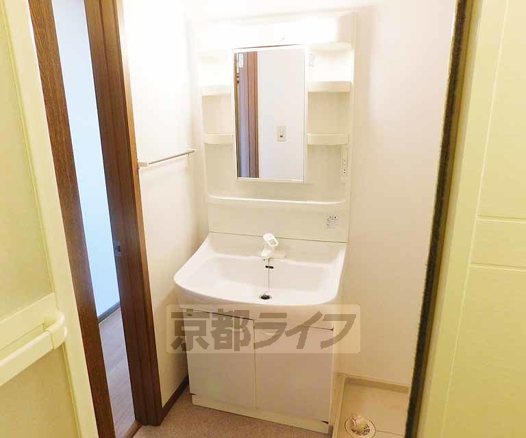 洗面設備　なんと嬉しい照明付き鏡台！