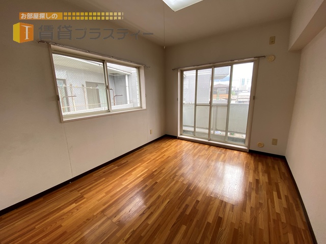 居室・リビング　２面採光で風通しもいいですよ。※反転タイプ参考写真。