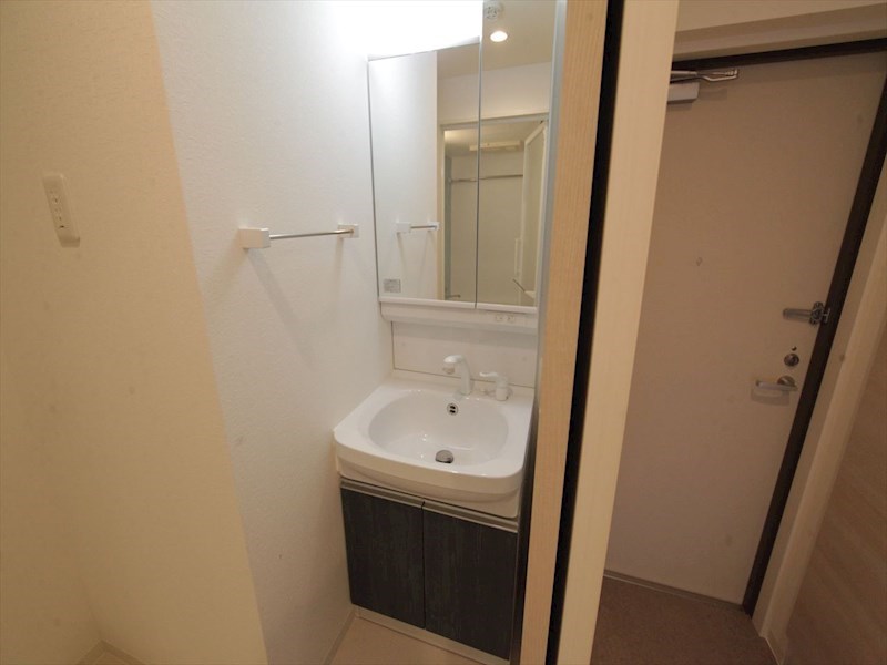 洗面設備　脱衣所　独立洗面台（シャンプードレッサー付）収納スペース有