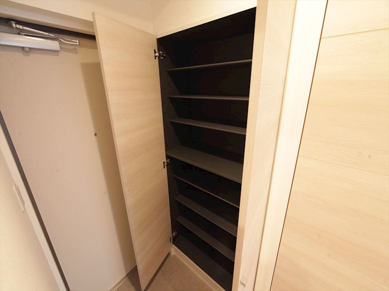 玄関　玄関　シューズボックス付（収納充実してます）