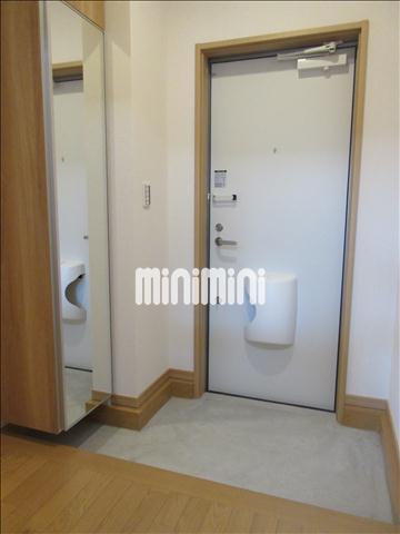 玄関　玄関スペースも広々。シューズボックス完備