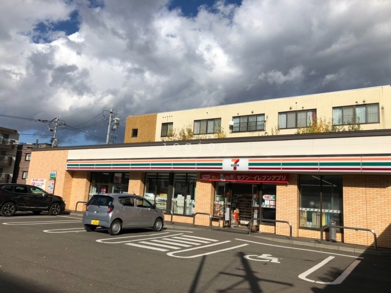 コンビニ　セブンイレブン札幌豊平2条8丁目店（コンビニ）まで615m