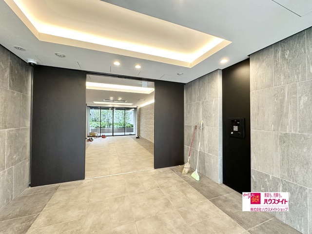 エントランス　落ち着いた色合い、間接照明でラグジュアリーなエントランス