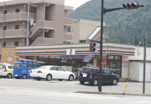 コンビニ　セブンイレブン東広島駅前店（コンビニ）まで247m