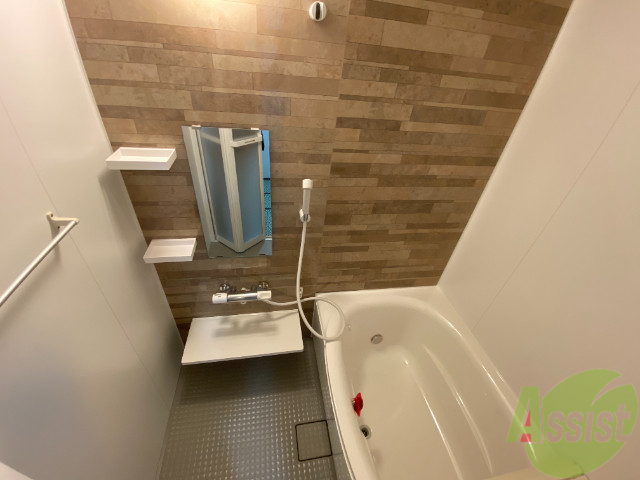 バス・シャワールーム　広さもあり、アクセントパネルがある浴槽はオシャレですね。