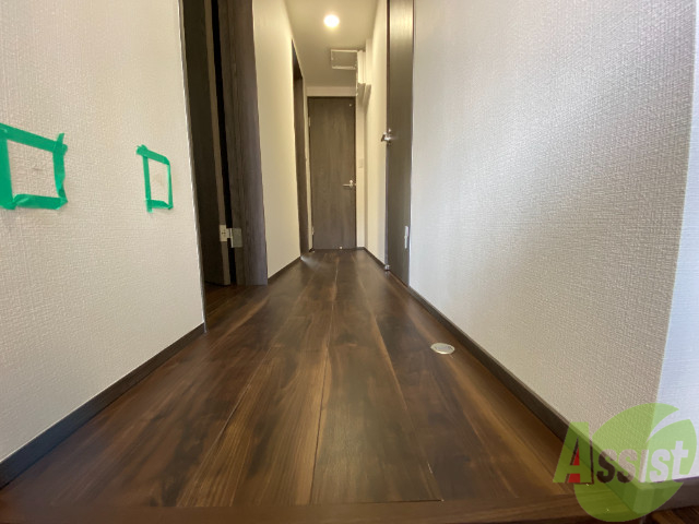 玄関　モノトーンの内装はシンプルで綺麗に見えますね。