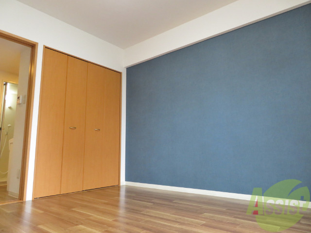 その他部屋・スペース　別の角度から洋室を撮影しました。日射しがあり明るい印象。