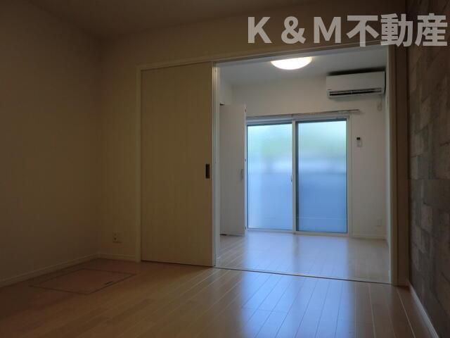 その他部屋・スペース　開放的な寝室です