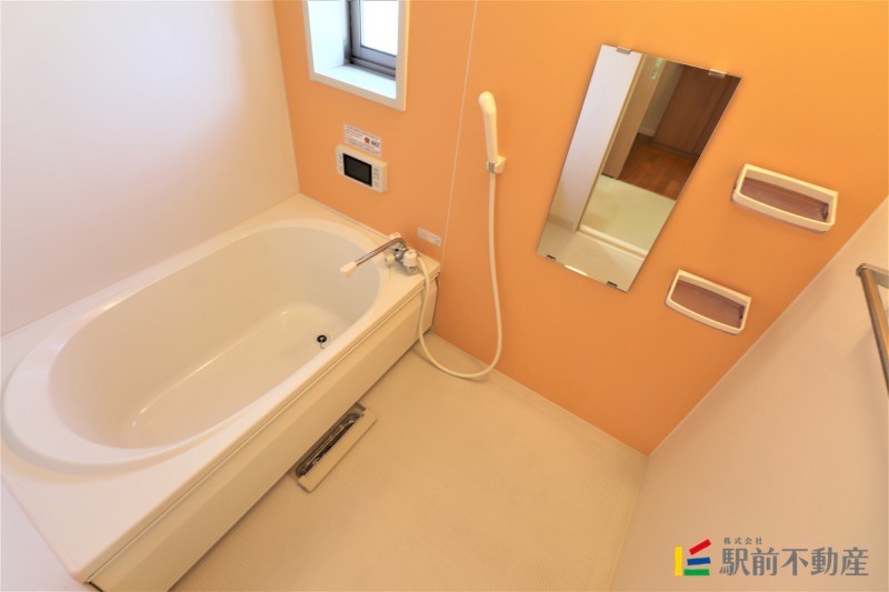 バス・シャワールーム　浴室に窓あり