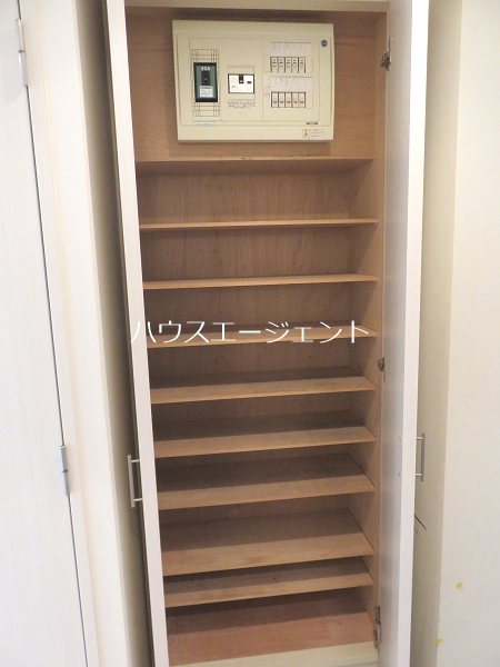 ロビー　下駄箱には、シューズボックス。沢山入ります。