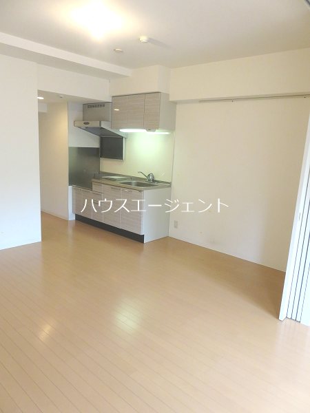 居室・リビング　洋室と繋がれば、とても広いリビングになります。