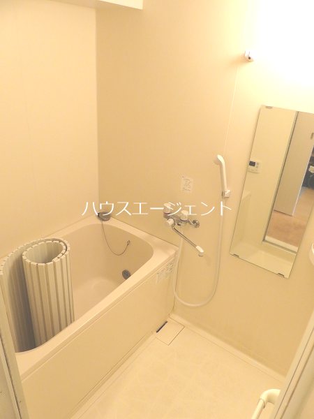 バス・シャワールーム　浴室追い炊き機能付き。