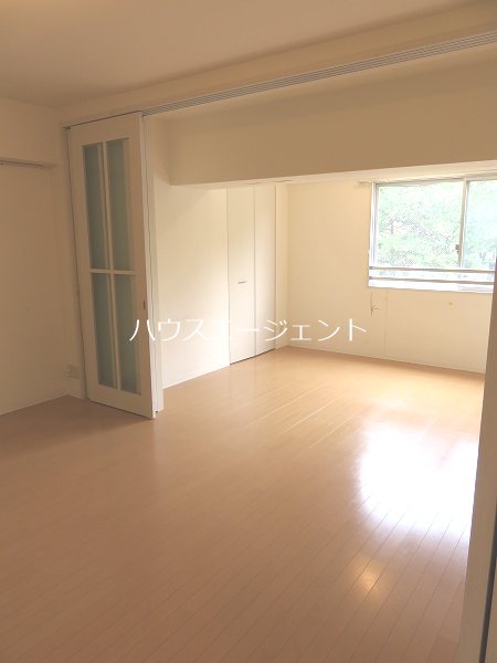 その他部屋・スペース　ベットルームも２つ窓があり、換気ができます。