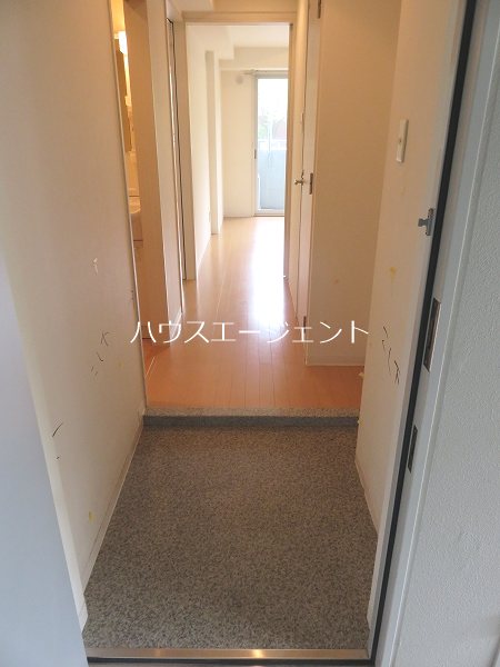玄関　明るいお部屋です。