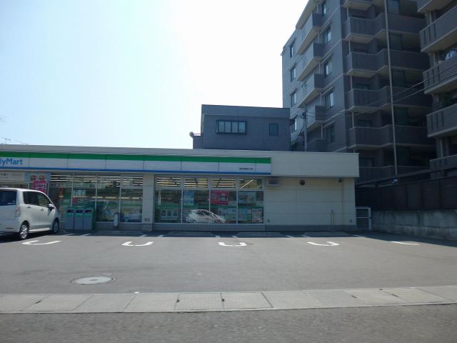 コンビニ　ファミリーマート（コンビニ）まで230m