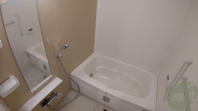 バス・シャワールーム　清潔感のある浴室ですね。機能性も使い勝手も良さそうです。