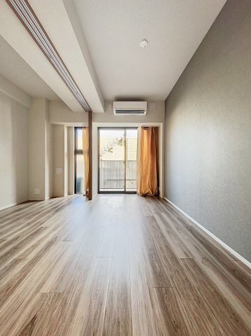 居室・リビング　落ち着いた色合いの床材を使用した居住空間です。