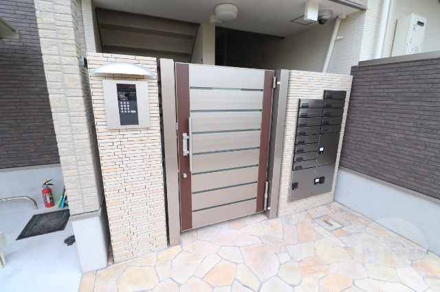 エントランス　オートロック付きで安心です