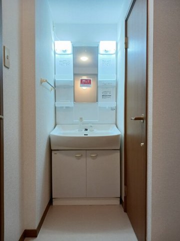 洗面設備　ゆったりとスペースのある洗面所