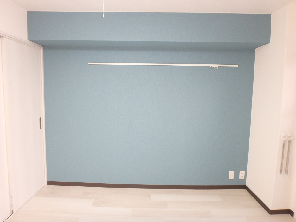 居室・リビング　きれいな色のアクセントクロスです。