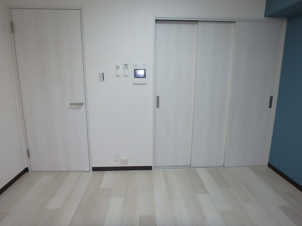 居室・リビング　白を基調とした部屋です。