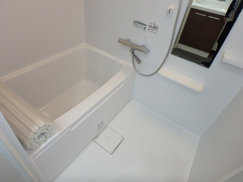 バス・シャワールーム　浴室乾燥機が設置されています。