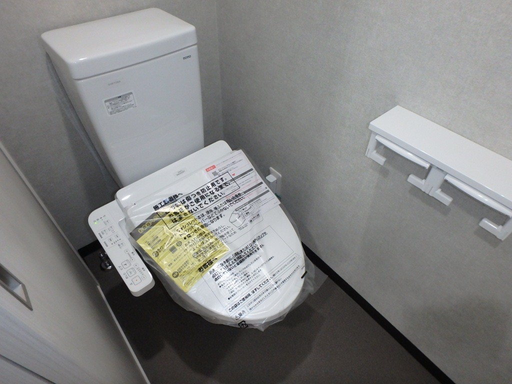 トイレ　温水洗浄便座が新設されています。