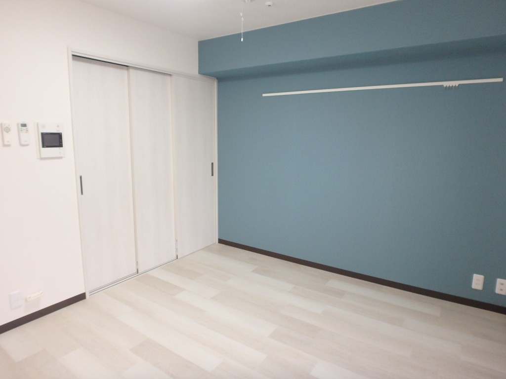 居室・リビング　涼しげな色合いの部屋です。