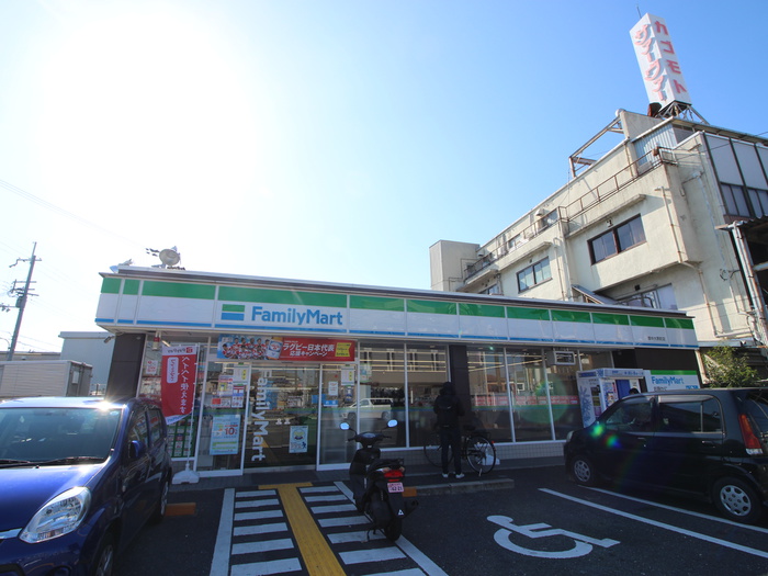 コンビニ　ファミリーマート（コンビニ）まで325m