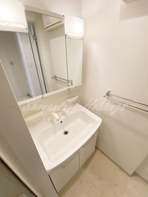 洗面設備　明るい洗面所です