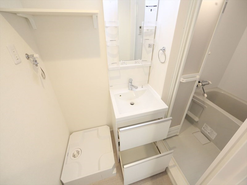 洗面設備　脱衣所　独立洗面台（シャンプードレッサー付）　同仕様写真