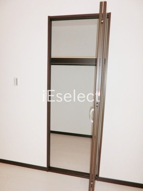 収納　広々ウソークインクローゼットのあるお部屋です。