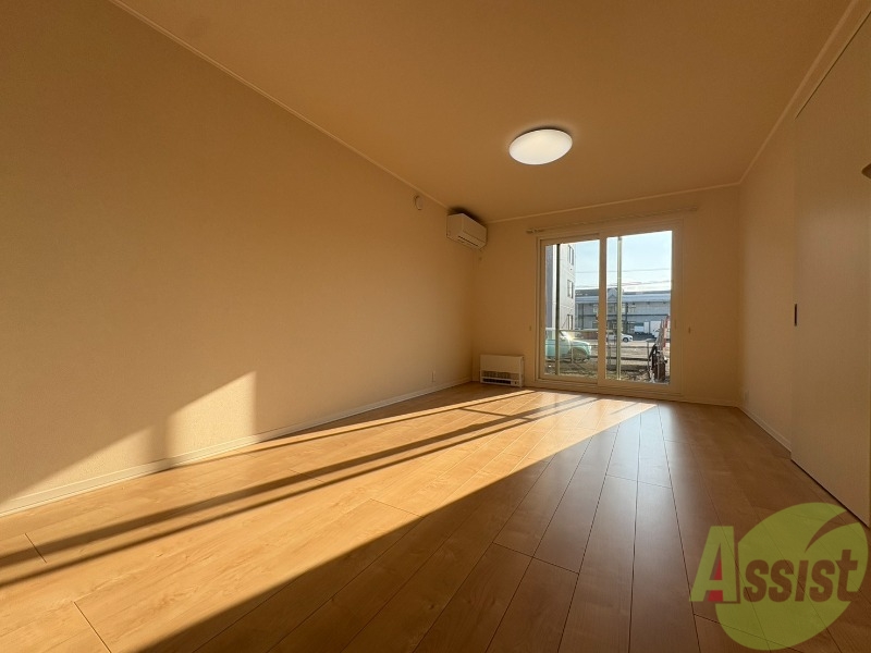 居室・リビング　日当たりが良くて心地よく過ごせそうなお部屋です。