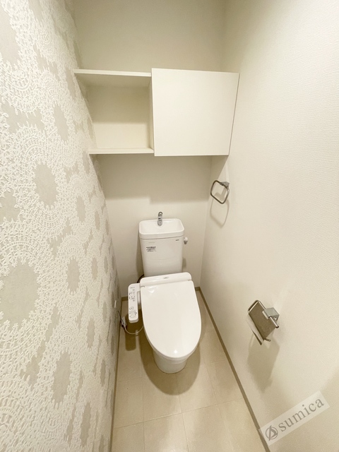 トイレ　人気アイテムの温水洗浄便座。清潔感のあるトイレです。