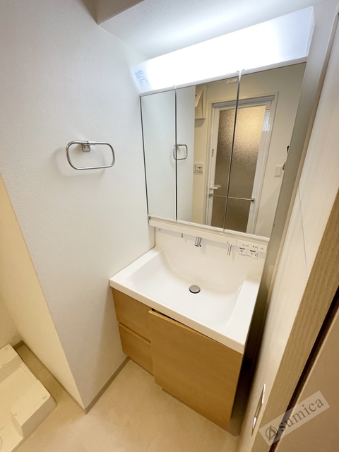 洗面設備　洗面台独立、洗髪洗面化粧台で朝の身支度もはかどります。