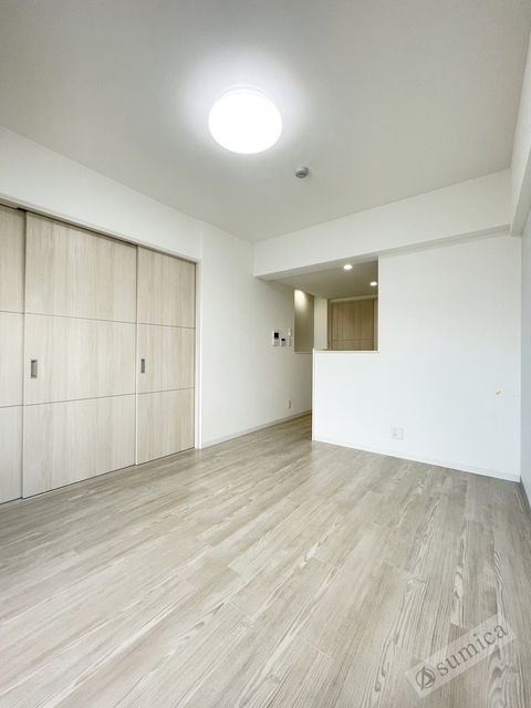 居室・リビング　内装は白を基調として建具とがグッと映えて．．．