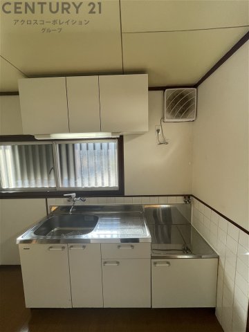 キッチン　窓付きのキッチンで換気がしやすくておすすめ！