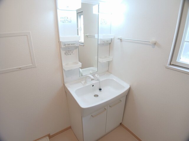 洗面設備　ゆったりとスペースのある洗面所