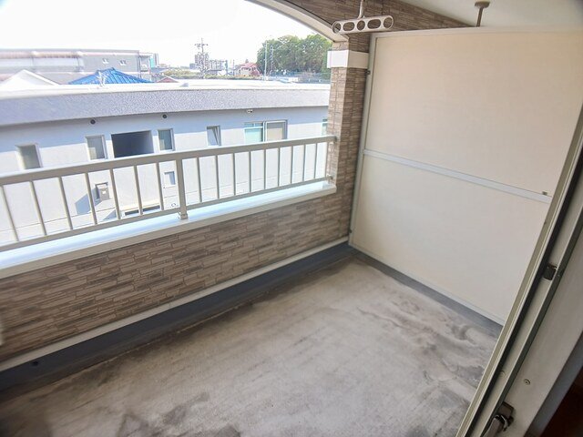 バルコニー　暖かな日差しのふりそそぐバルコニー