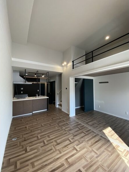 居室・リビング　同物件の別部屋になります。