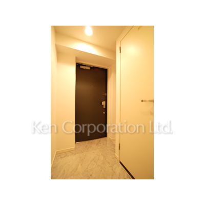 玄関　同タイプ9階のお部屋を撮影。仕様が異なることがあります。