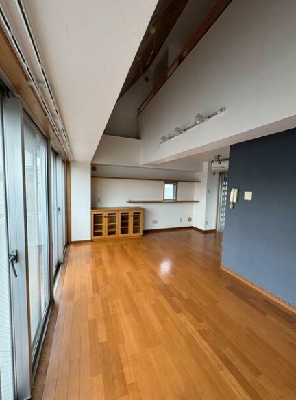 居室・リビング　最上階・4-5階部分で明るい室内☆