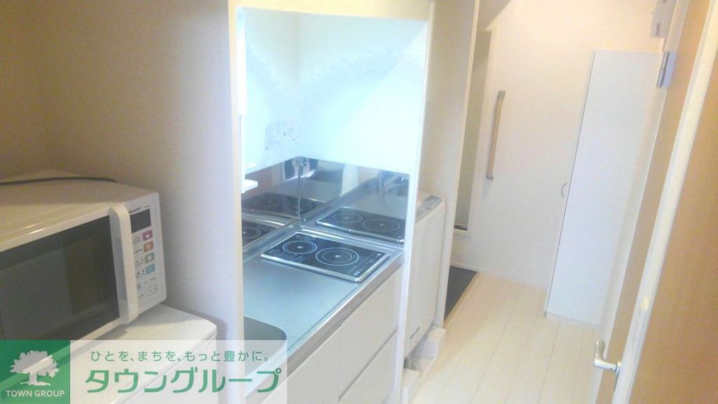 キッチン　白を基調としたシンプルな廊下です。