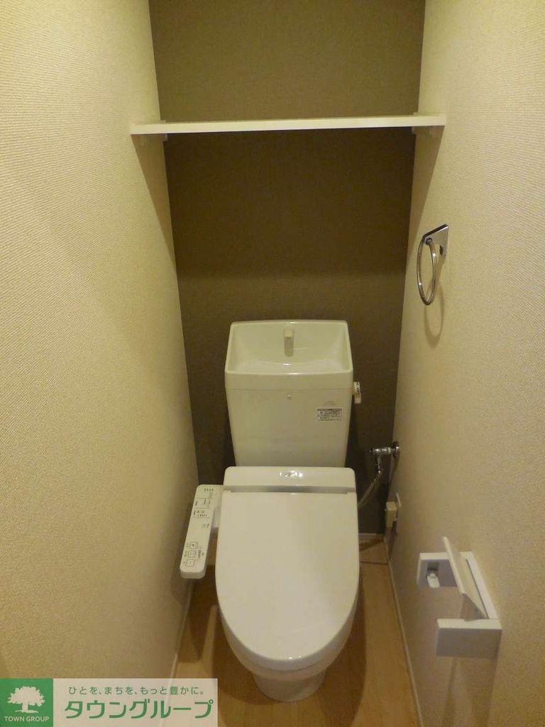 トイレ　温水便座付きでいつでも暖かいです。