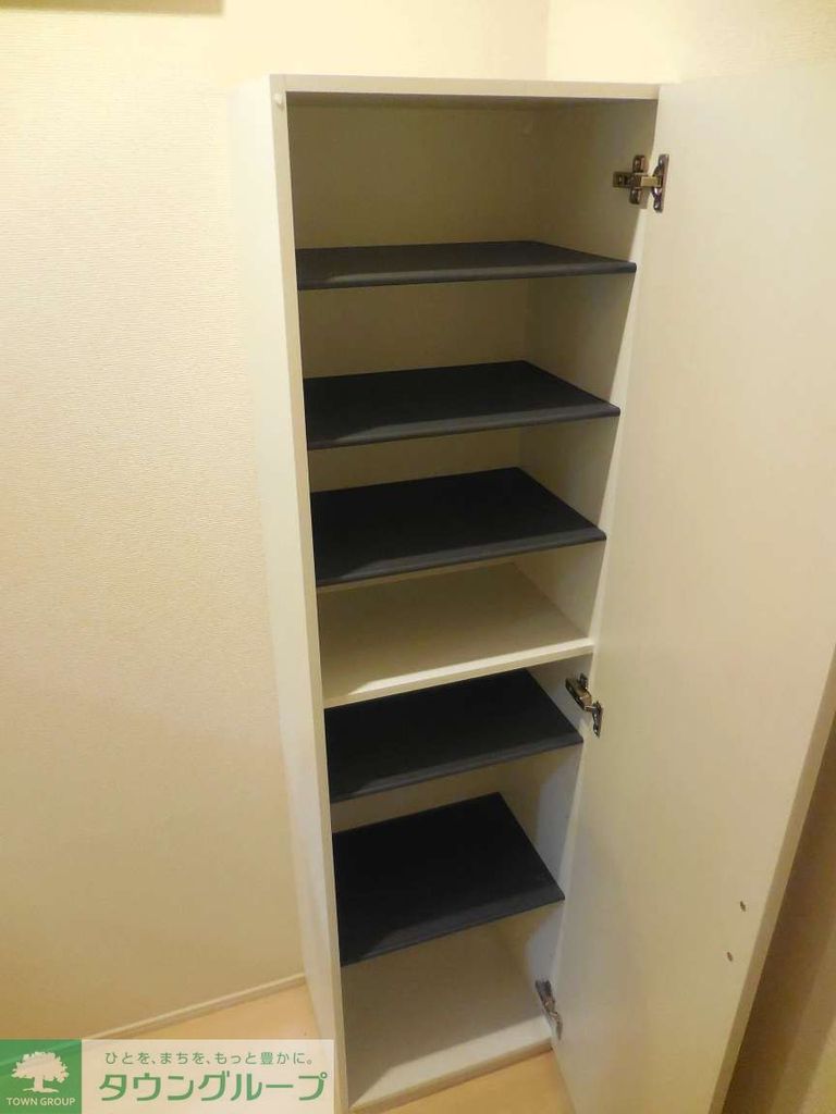 その他部屋・スペース　靴箱は仕切りを変えられるのでブーツ等もらくらく収納できます。