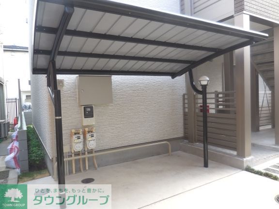 エントランス　屋根付き駐輪場なので雨の日も安心です。